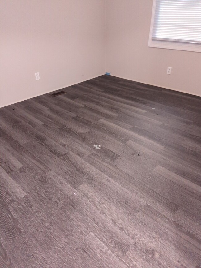 Building Photo - 2 Bedroom 1 Bathroom