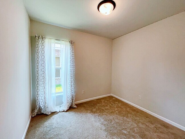 Building Photo - 4 Bedroom House in Hunters Trace