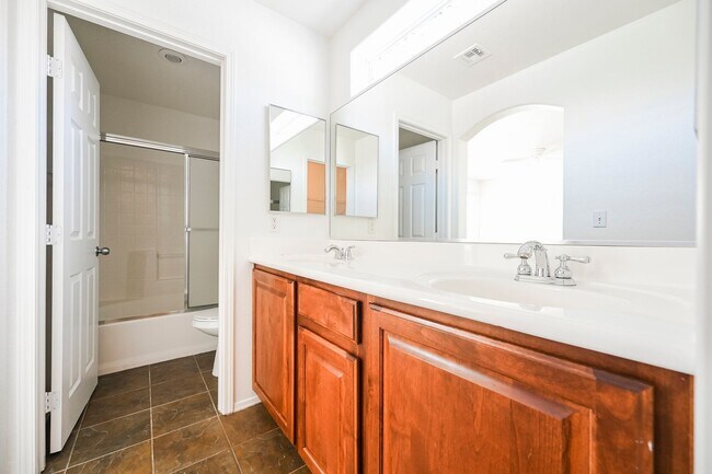 Building Photo - 3 Bedroom, 2.5 Bath Two-Story Home Located In The Charming Southwest Area!