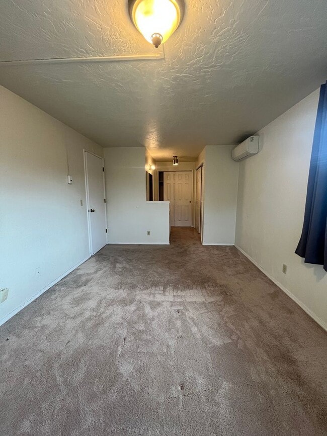 Building Photo - 3-Bedroom 1 1/2 Bathroom Condo in West Eugene