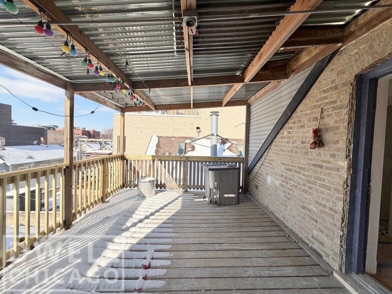 Building Photo - 916 N Noble St