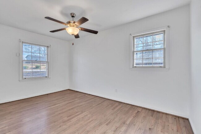 Building Photo - Well maintained 3 bedroom, 1 bath single family home with yard, carport and storage shed on quiet...