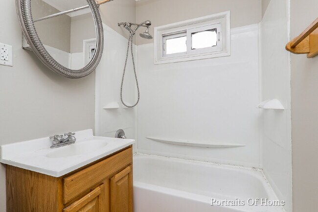 Building Photo - 3 Bedroom with Laundry & Garage