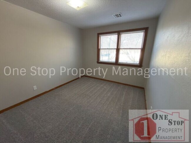 Building Photo - Amazing 3 Bedroom, 1.5 Bathroom in Raytown!