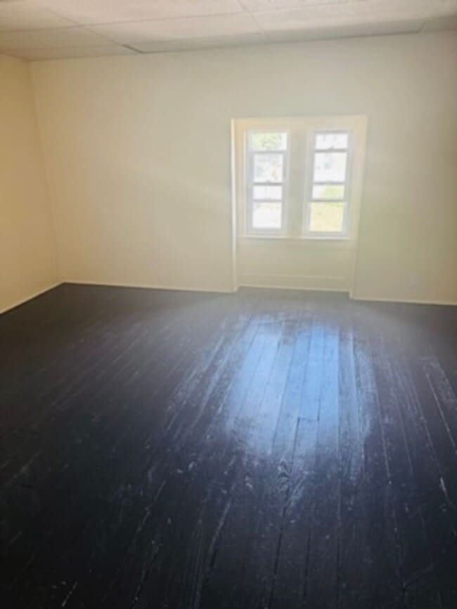 Building Photo - 3rd Floor 1 Bedroom Apartment with Parking...