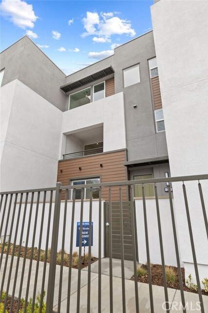 Building Photo - 585 S Lyon St