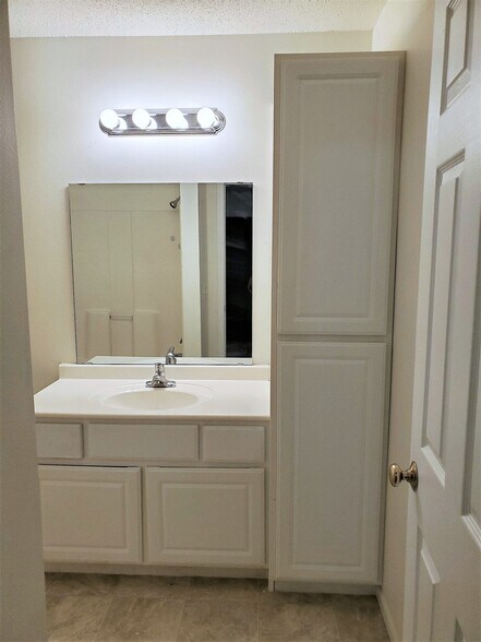 Building Photo - 10 Bridgewater Trl