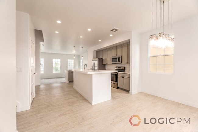 Building Photo - 10592 Redknife Dr