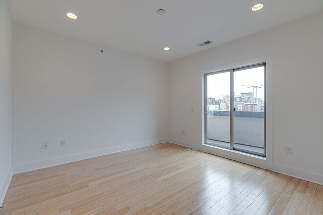 Building Photo - Northern Liberties Townhome with Parking Included