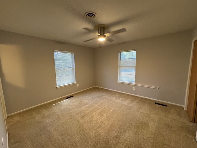 Building Photo - 2113 La Porte Dr