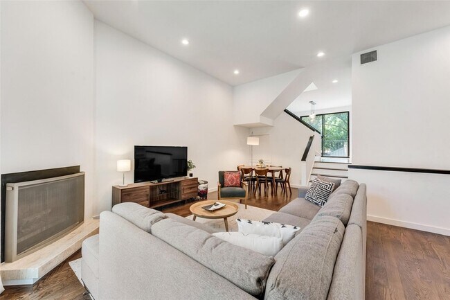 Building Photo - 5990 Lindenshire Ln