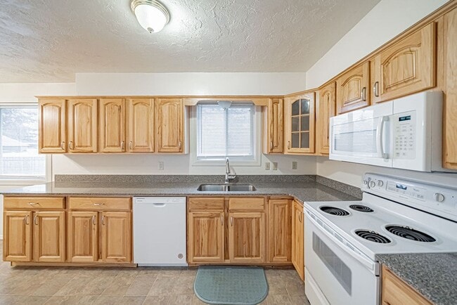 Building Photo - Spacious and recently updated, this 6-bedroom, 3-bathroom home in Ammon