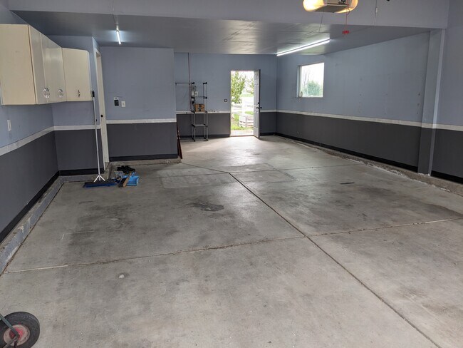 Building Photo - 2427 Sunbury Ln