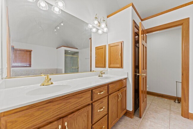 Building Photo - 552 Waters Edge Dr