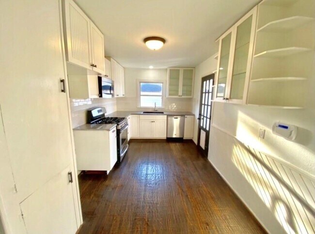 Building Photo - 9919 Dresden Dr