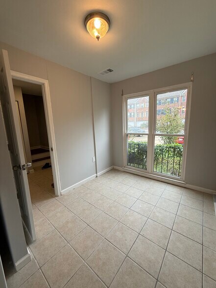 Building Photo - 238 Stevenson Sq