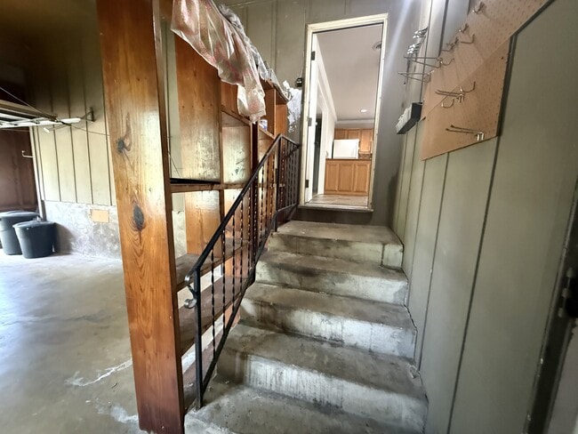 Building Photo - 207 Casalinda Cir