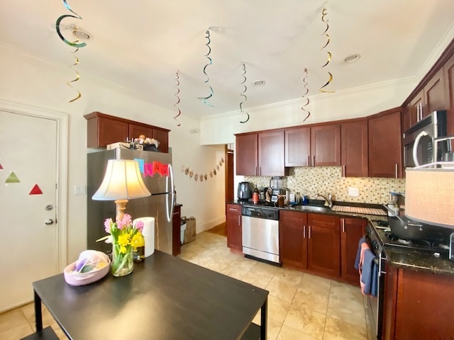 Building Photo - 5 Iroquois St