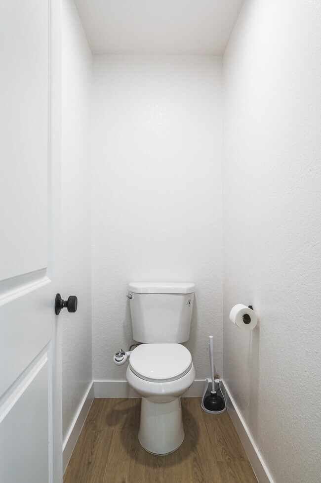 Building Photo - Luxe Spacious Home Near Parks Fully Equipped