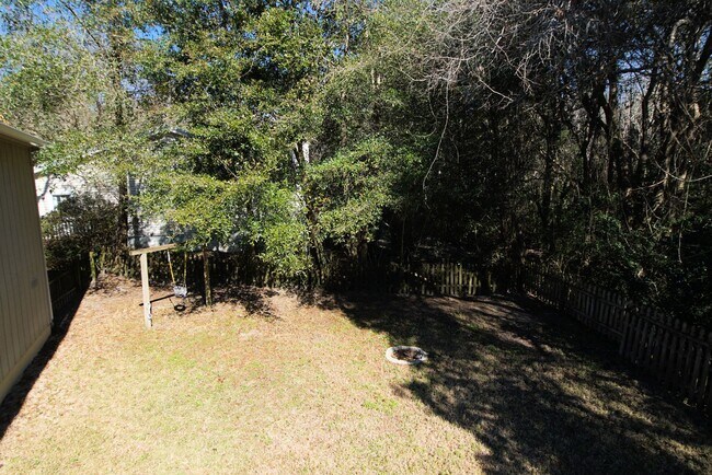 Building Photo - Central Niceville Location
