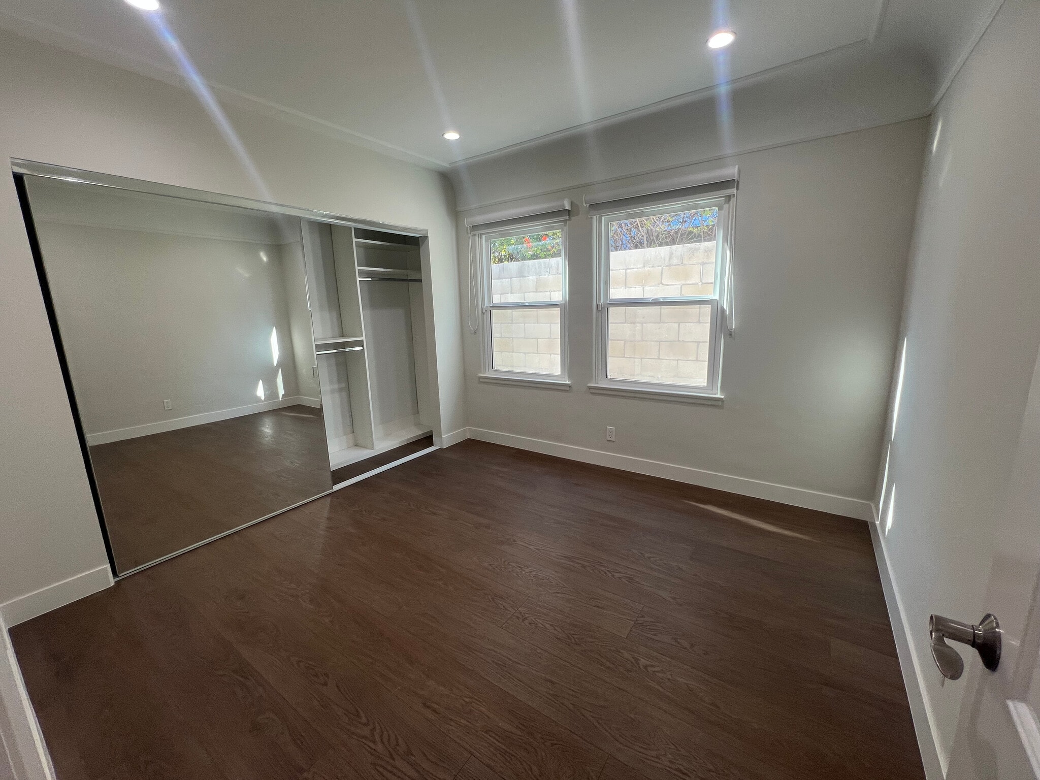 Building Photo - 1518 S Carmelina Ave