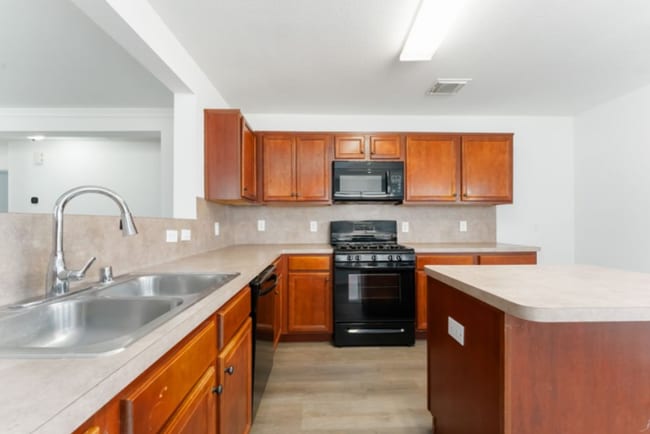 Building Photo - Stylish 3-Bedroom, 2-Bath in a Vibrant Spr...