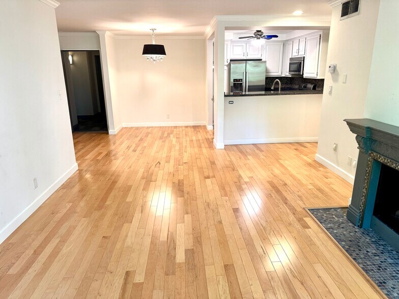 Building Photo - 950 N Kings Rd