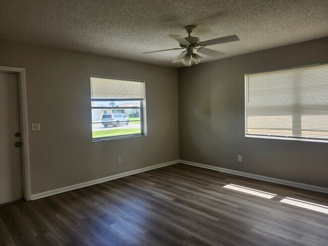 Building Photo - Cute 2/1 fenced duplex