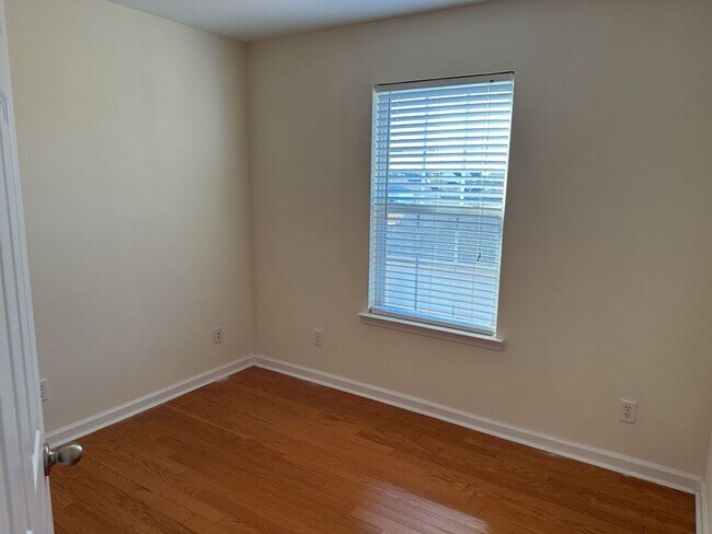 Building Photo - 10 Evergreen Oak Dr