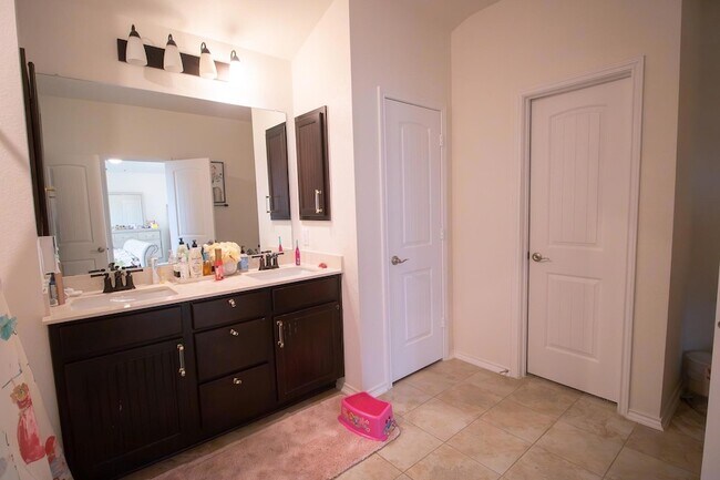 Building Photo - 2105 Ebony Dove St