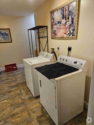 Building Photo - 206 Wewoka Trce