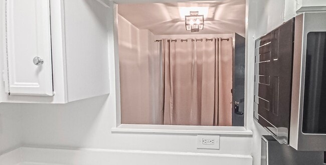 Building Photo - Sunlit 2 Bed 1 Bath, 3 Level Townhome in S...