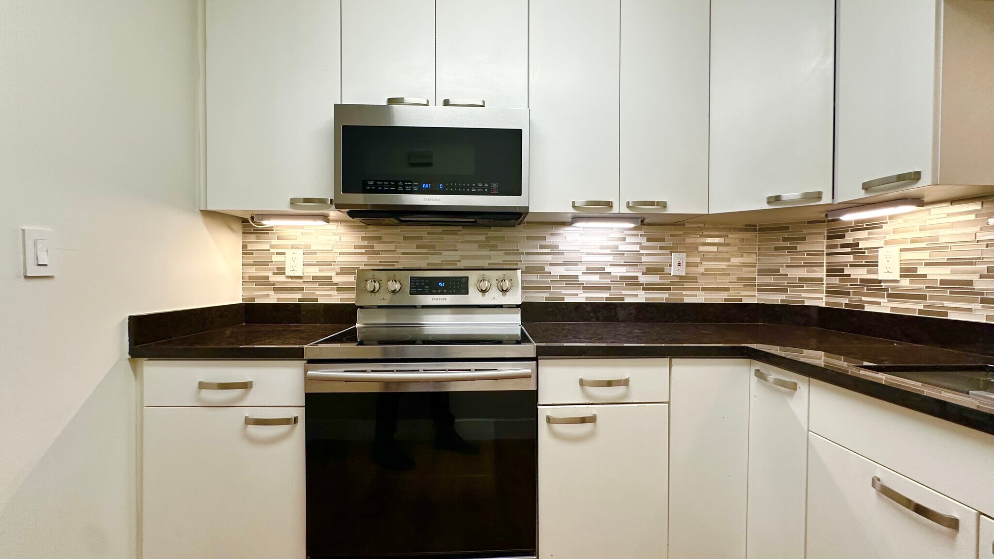 Building Photo - 12 NE 19th Ct