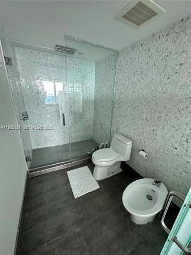 Building Photo - 200 Biscayne Blvd Way