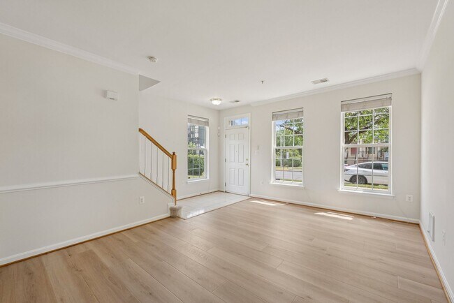 Building Photo - Beautiful End-Unit Townhome-Style Condo Ne...