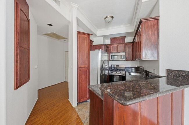 Building Photo - Highland Park 2 Bed / 2 Bath Condo with Resort-Style Amenities