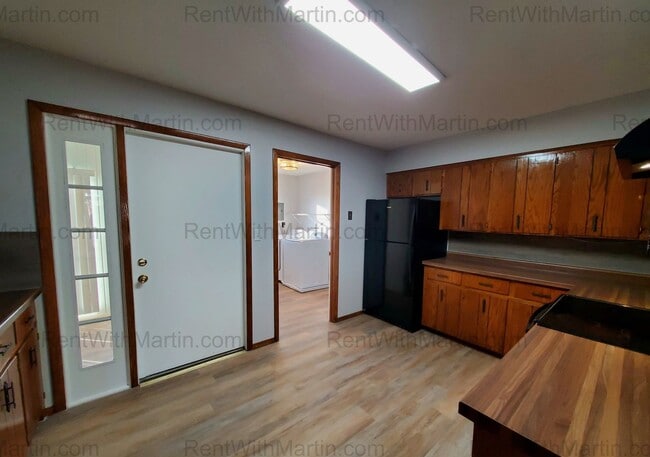 Building Photo - 780 Russell Rd