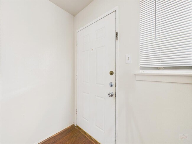 Building Photo - 803 W 28th St