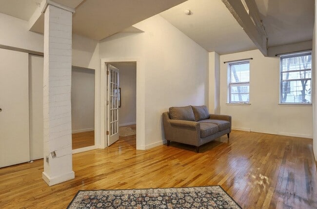 Building Photo - 1034 Clinton St