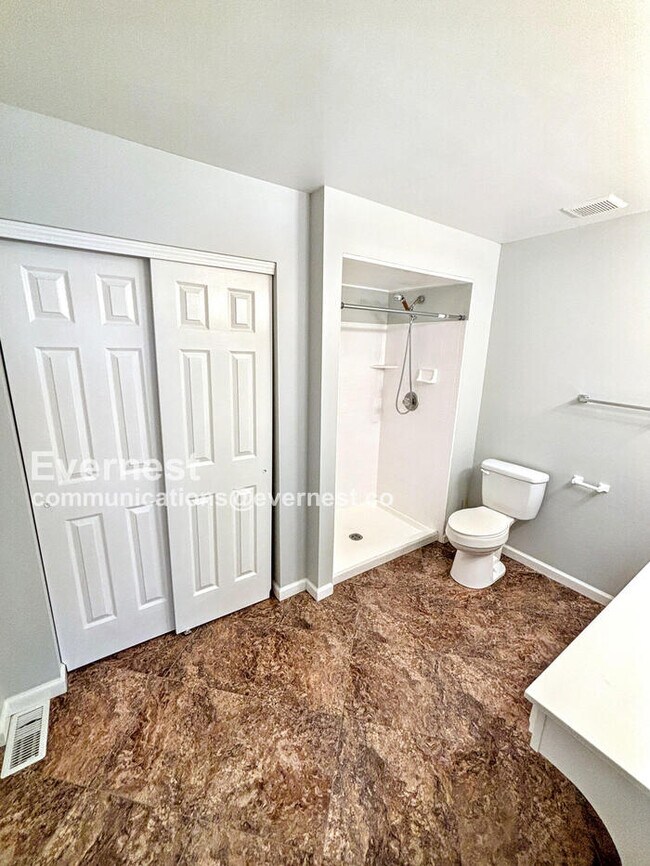 Building Photo - 823 Haversham Dr