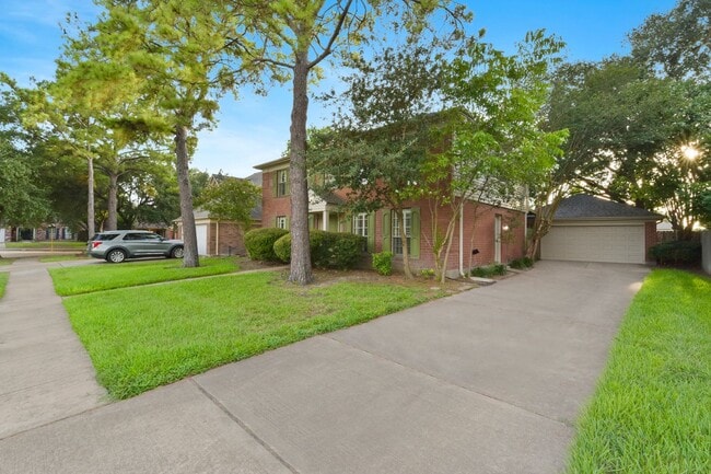Building Photo - Freshly Painted Beauty with Spacious Outdo...