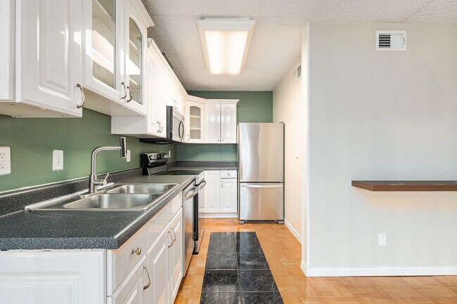 Building Photo - Experience comfortable city living in this...