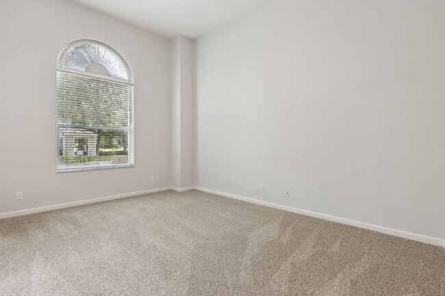 Building Photo - VICTORIA PARK TOWNHOUSE DEED RESTRICTED AR...