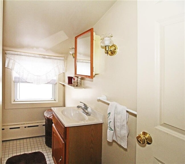 Building Photo - 563 Aquidneck Ave