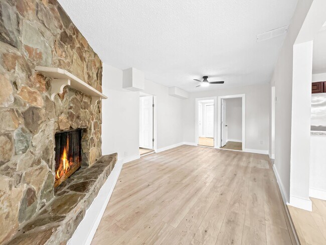 Building Photo - SECTION 8 ACCEPTED! Spacious Updated Home in St. Petersburg with a Large Backyard - 4bed | 2bed