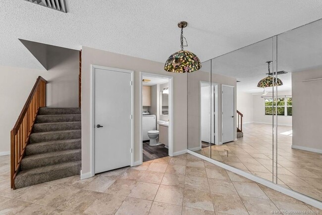 Building Photo - 2905 SW Lakemont Pl