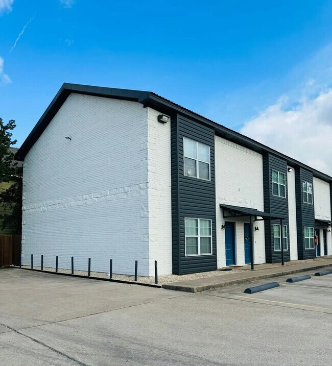 Building Photo - Bear Colony