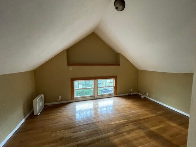 Building Photo - Wealthy St / Cherry St Duplex for Rent