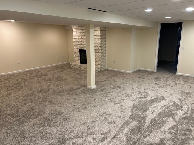 Building Photo - 3754 Hi Villa Dr