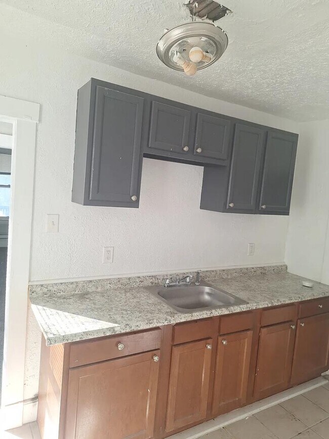 Building Photo - 3255 E 130th St